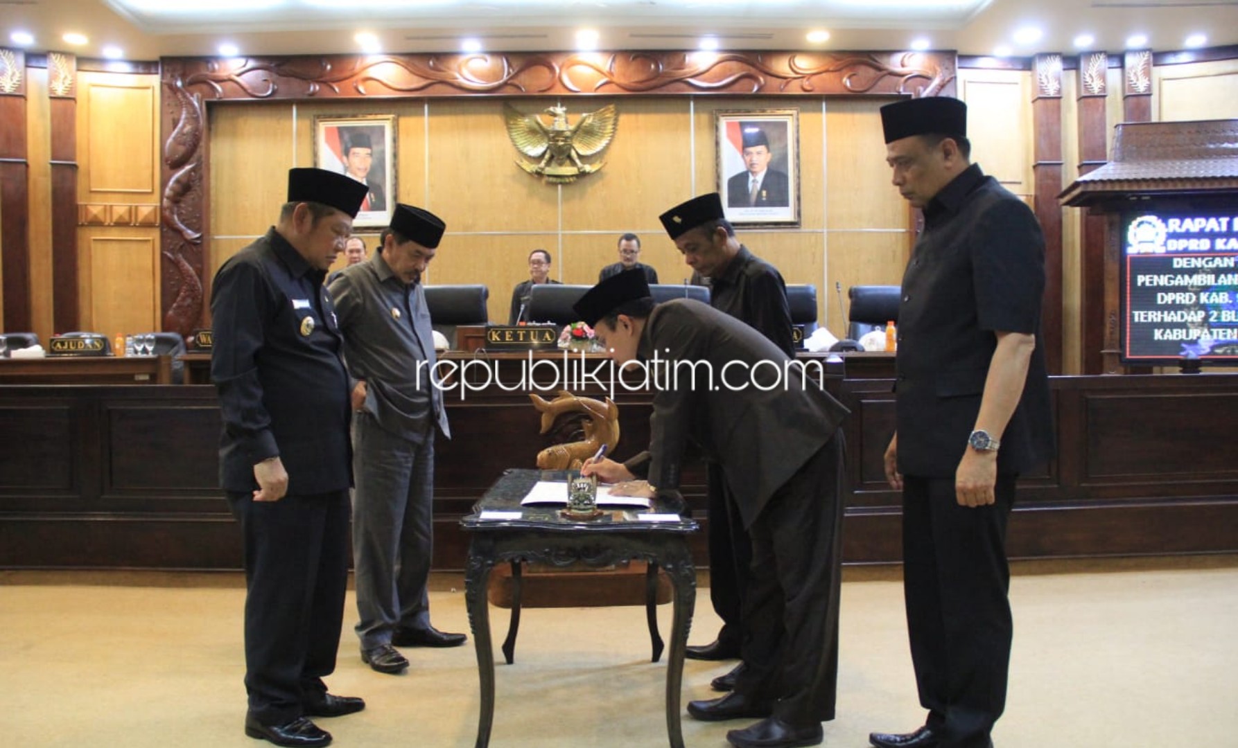 TANDA TANGAN - Ketua DPRD Sidoarjo, H Usman menandatangani persetujuan Perda Penyelenggaraan Perpustakaan serta Pembentukan dan Pengelolaan BUMDes saat Paripurna, Jumat (11/11/2019).