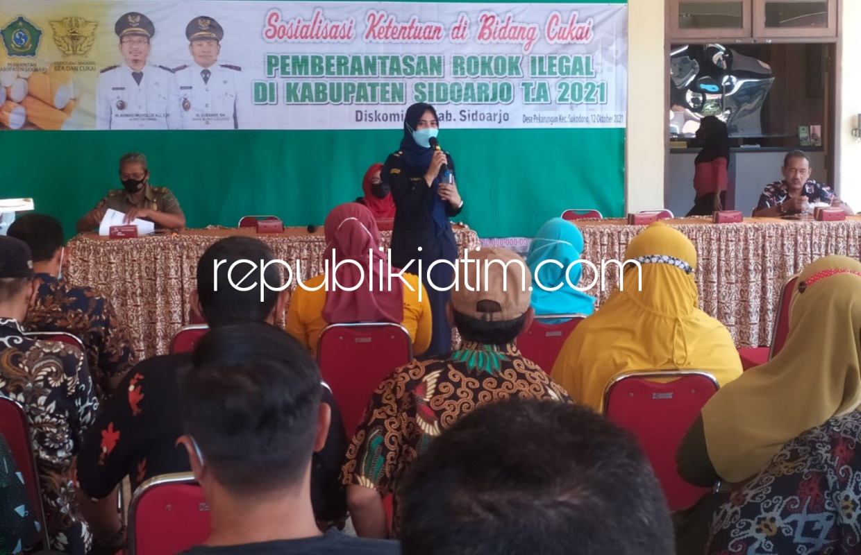 SOSIALISASI - Diskominfo Pemkab Sidoarjo menggelar Sosialisasi Ketentuan di Bidang Cukai Pemberantasan Rokok Ilegal di Sidoarjo 2021 bersama Bea dan Cukai serta Satpol PP di Kantor Desa Pekarungan, Kecamatan Sukodono, Sidoarjo, Selasa (12/10/2021).
