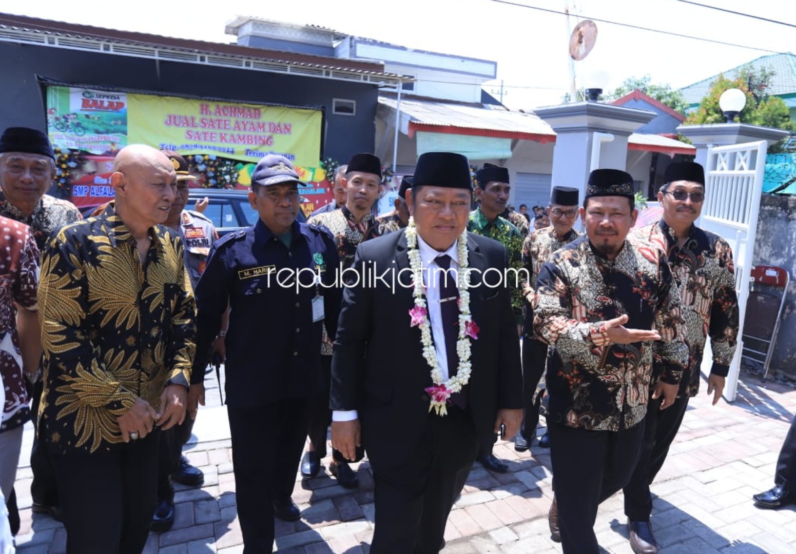 RESMIKAN - Bupati Sidoarjo, Saiful Ilah meresmikan gedung baru SMP Al Falah Darussalam Waru, Sidoarjo, Sabtu (12/10/2019).