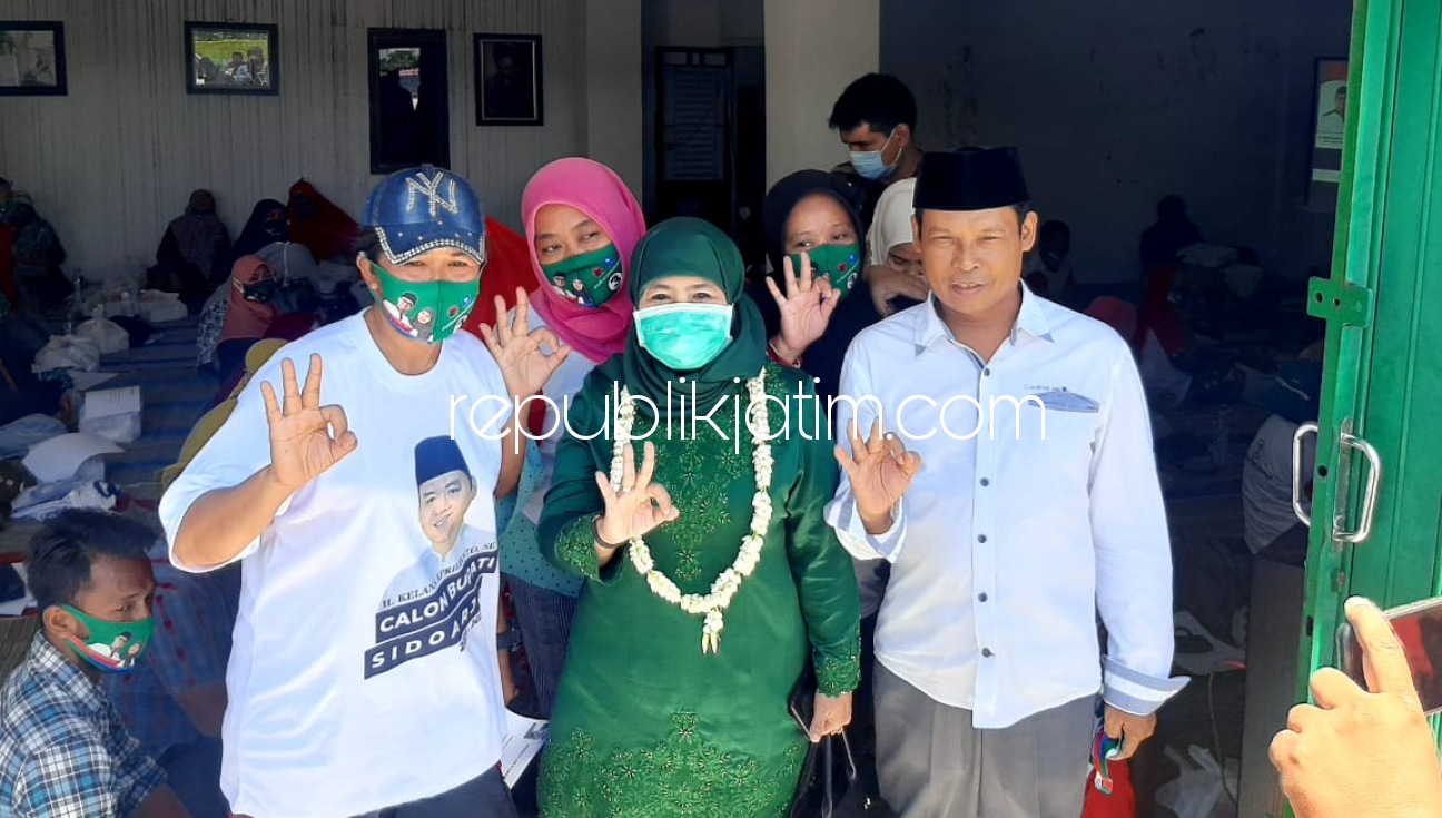 KONSOLIDASI - Korcam dan Kordes 3 kecamatan (Balongbendo, Krian dan Tarik) mengikuti konsolidasi untuk memenangkan Paslon Kelana Aprilianto-Dwi Astutik di rumah Aminan di Desa Penambangan, Kecamatan Balongbendo, Sidoarjo, Minggu (11/10/2020).
