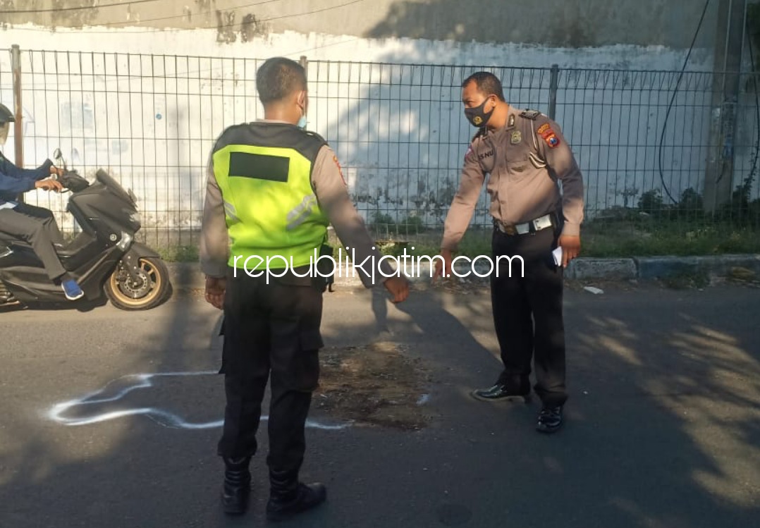 OLAH TKP - Sejumlah petugas Unit Laka, Satuan Lantas, Polresta Sidoarjo menggelar olah TKP pengendara motor tewas terlindas truk di JL Raya Sukodono - Taman, Desa Panjunan, Kecamatan Sukodono, Sidoarjo, Selasa (12/10/2021).