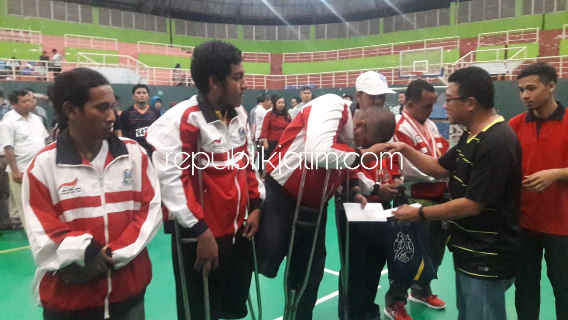 BANTUAN - Kepala DJP Jatim II, Neilmaldrin Noor memberikan bantuan untuk 5 atlet disable dalam penutupan acara Final Turnamen Futsal Piala Kakanwil DJP Jatim II di GOR Sidoarjo, Kamis (11/10/2018) malam.