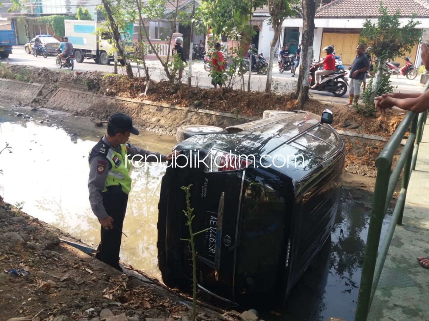 MASUK SUNGAI - Mobil Toyota Innova bernopol AE 1446 SR yang dikemudikan Djemani (58) warga Desa/Kecamatan Kauman, Ponorogo terguling ke Sungai di JL Raya Somoroto-Solo Dusun Srawungan Desa/Kecamatan Kauman karena sopir mengantuk, Jumat (12/10/2018) sore.