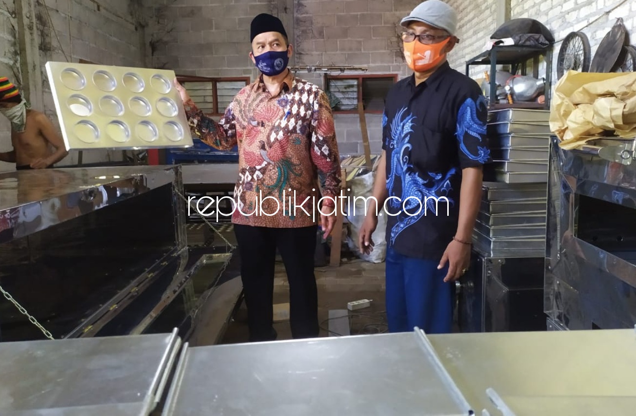SAYANGAN - Cabup Sidoarjo, Bambang Haryo Soekartono (BHS) bakal memfasilitasi puluhan UMKM Sayangan di Desa Kebonsari, Kecamatan Candi, Sidoarjo agar segera mendapatkan perizinan PIRT dan merek agar bisa berkembang pesat, Selasa (13/10/2020).