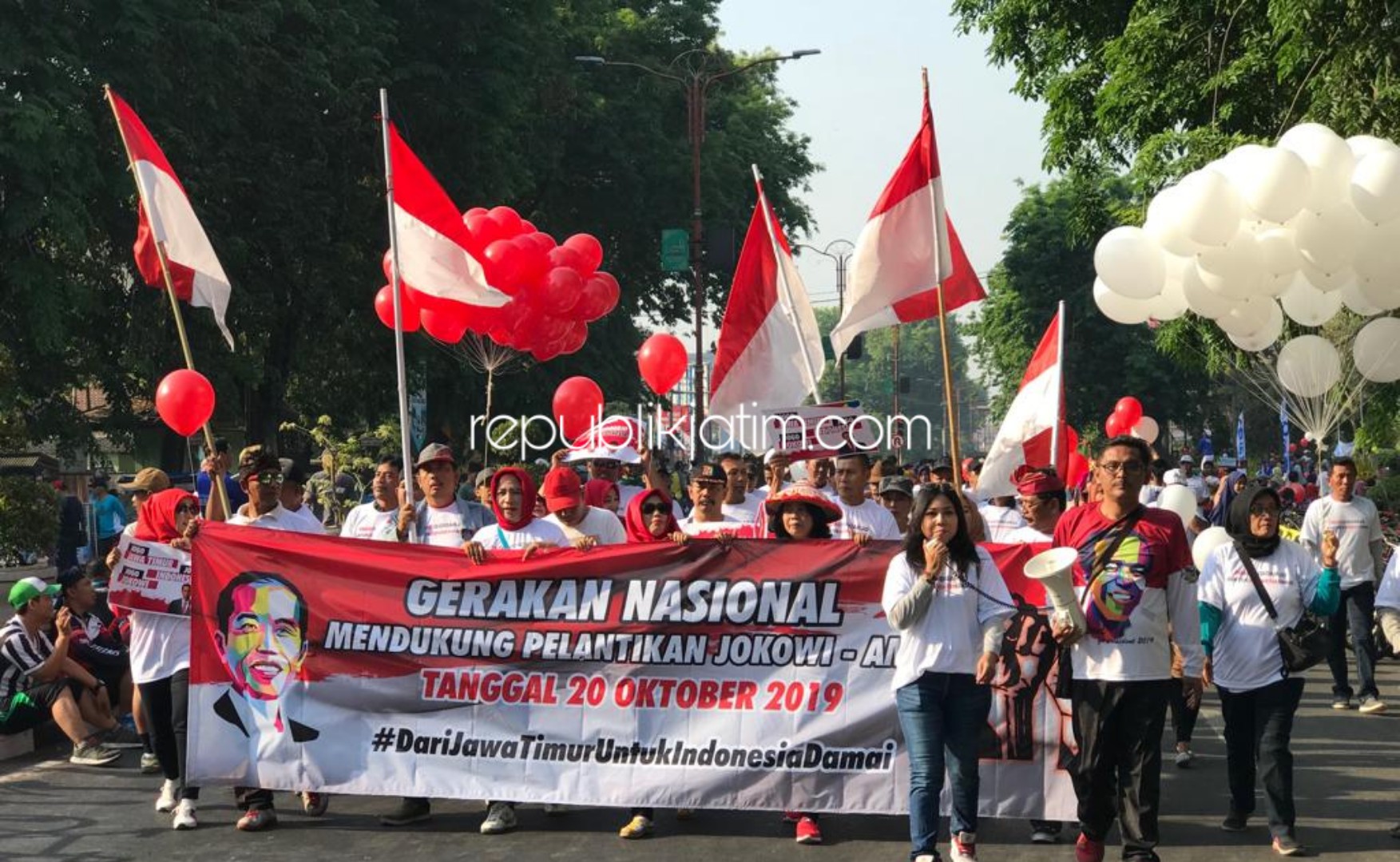 DUKUNGAN - Ratusan simpatisan Jokowi Sidoarjo mendukung pelantikan Presiden dan Wakil Presiden berjalan aman dan damai, Minggu (13/10/2019).
