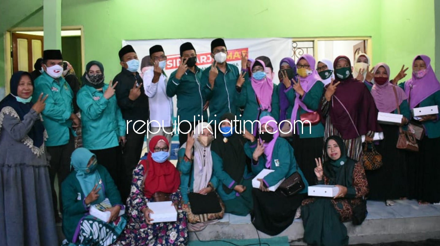 KONSOLIDASI - Paslon Bupati dan Wakil Bupati, Gus Muhdlor - Subandi berkonsolidasi dengan puluhan tim pemenangan Desa Sebani, Kecamatan Tarik, Sidoarjo, Senin (12/10/2020) petang.