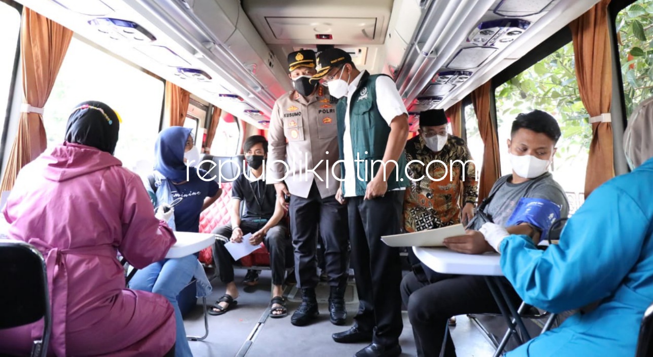 TINJAU - Bupati Sidoarjo, Ahmad Muhdlor Ali, Kapolresta Kombes Pol Kusumo Wahyu Bintoro dan Ketua DPRD Sidoarjo, Usman memantau pelaksanaan vaksinasi di Balai Wartawan Sidoarjo, Rabu (13/10/2021).