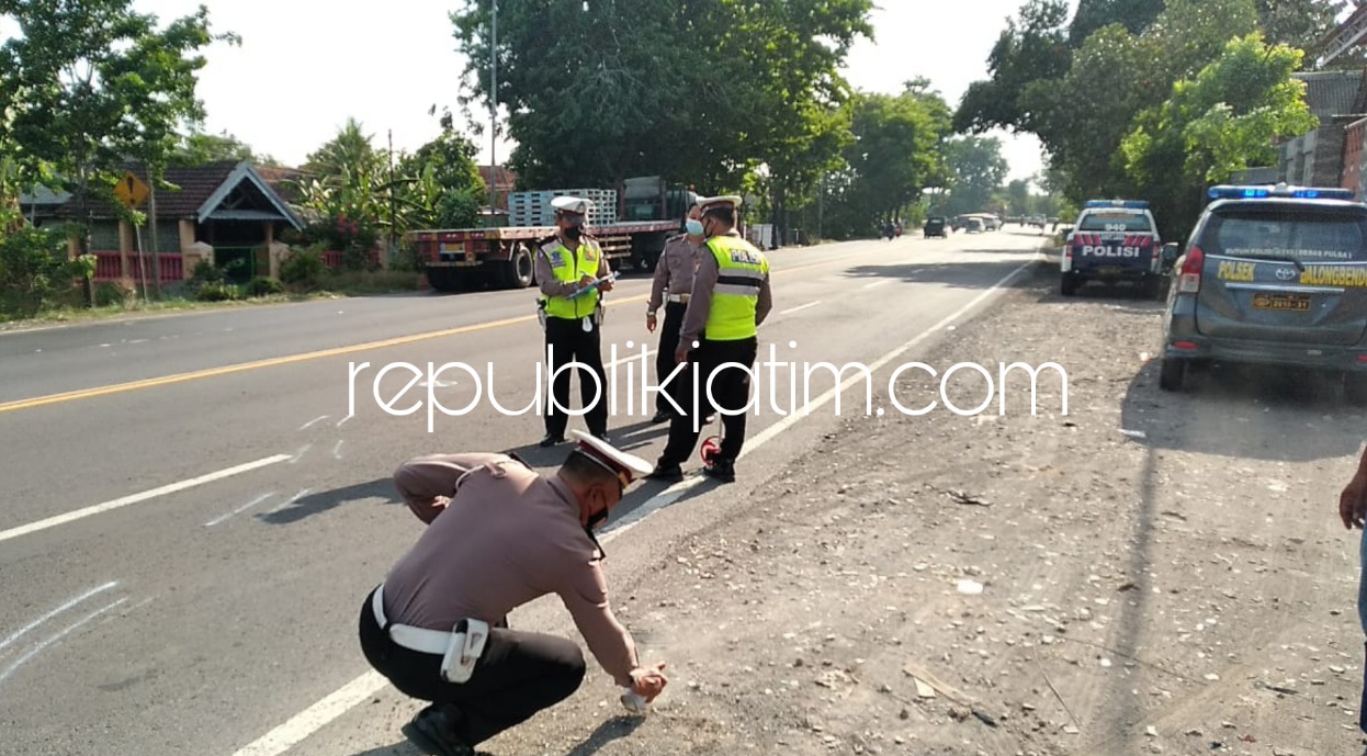 OLAH TKP - Sejumlah petugas Unit Laka, Satuan Lantas, Polresta Sidoarjo menggelar olah TKP pengendara motor tertabrak Bus Eka di JL Raya Surabaya - Mojokerto, Desa Seduri, Kecamatan Balongbendo, Sidoarjo, Rabu (13/10/2021).