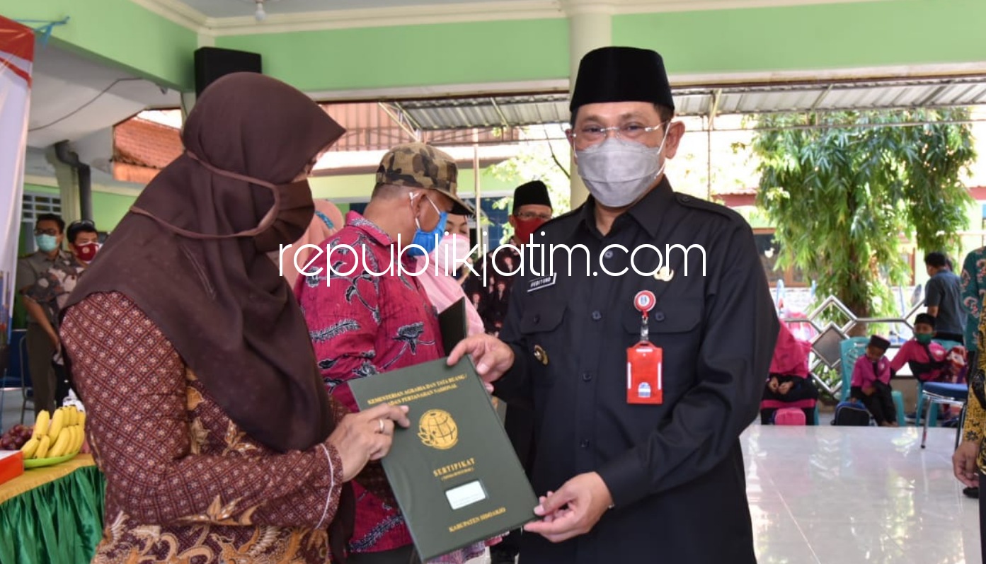 SERTIFIKAT - Pj Bupati Sidoarjo, Hudiyono membagikan 300 sertifikat tanah di Kantor Desa Klurak, Kecamatan Candi, Sidoarjo, Selasa (13/10/2020). 