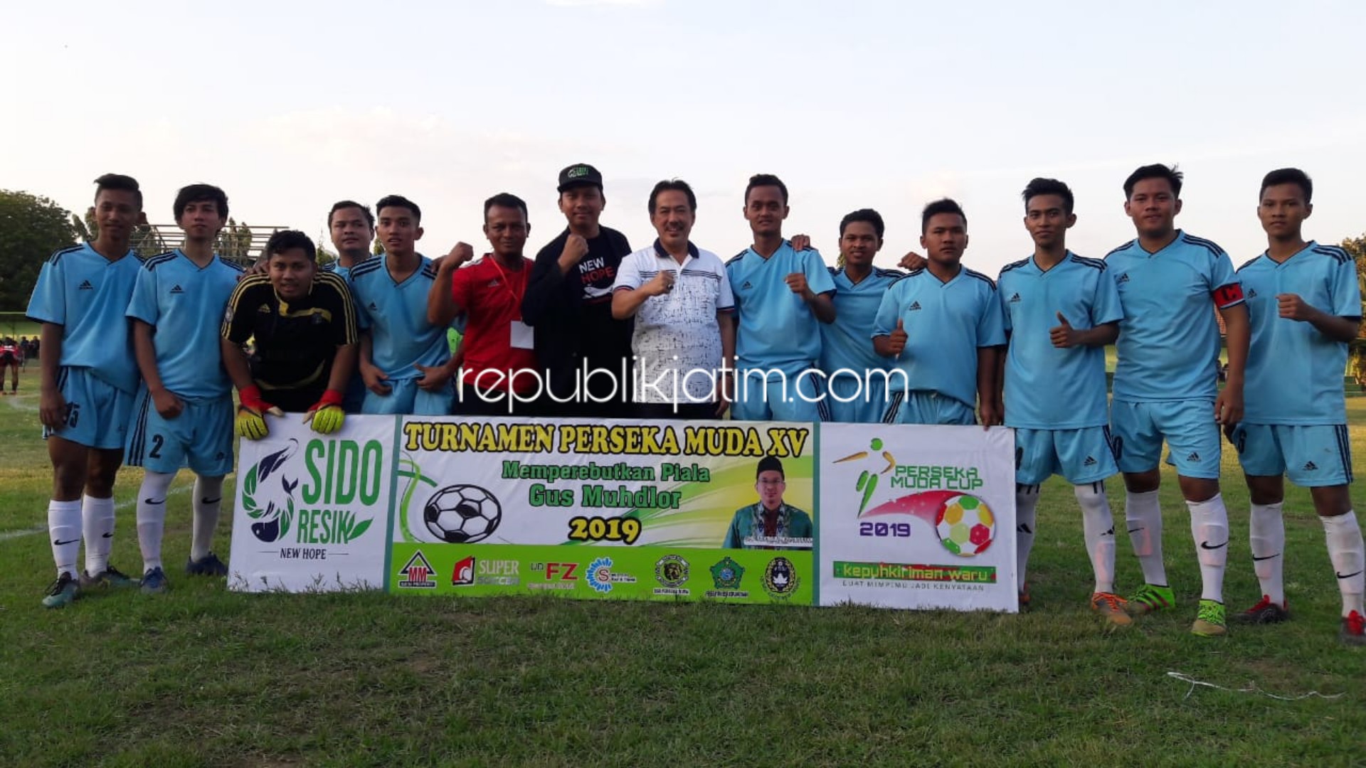 FOTO BERSAMA - CEO Sido Resik, Ahmad Muhdlor Ali dan Wabup Sidoarjo, Nur Ahmad Syaifuddin berfoto bersamaa saat pembukaan Turnamen Perseka Muda Cup XV di Langan Desa Kepuh Kiriman, Kecamatan Waru, Sidoarjo, Minggu (13/10/2019) sore.