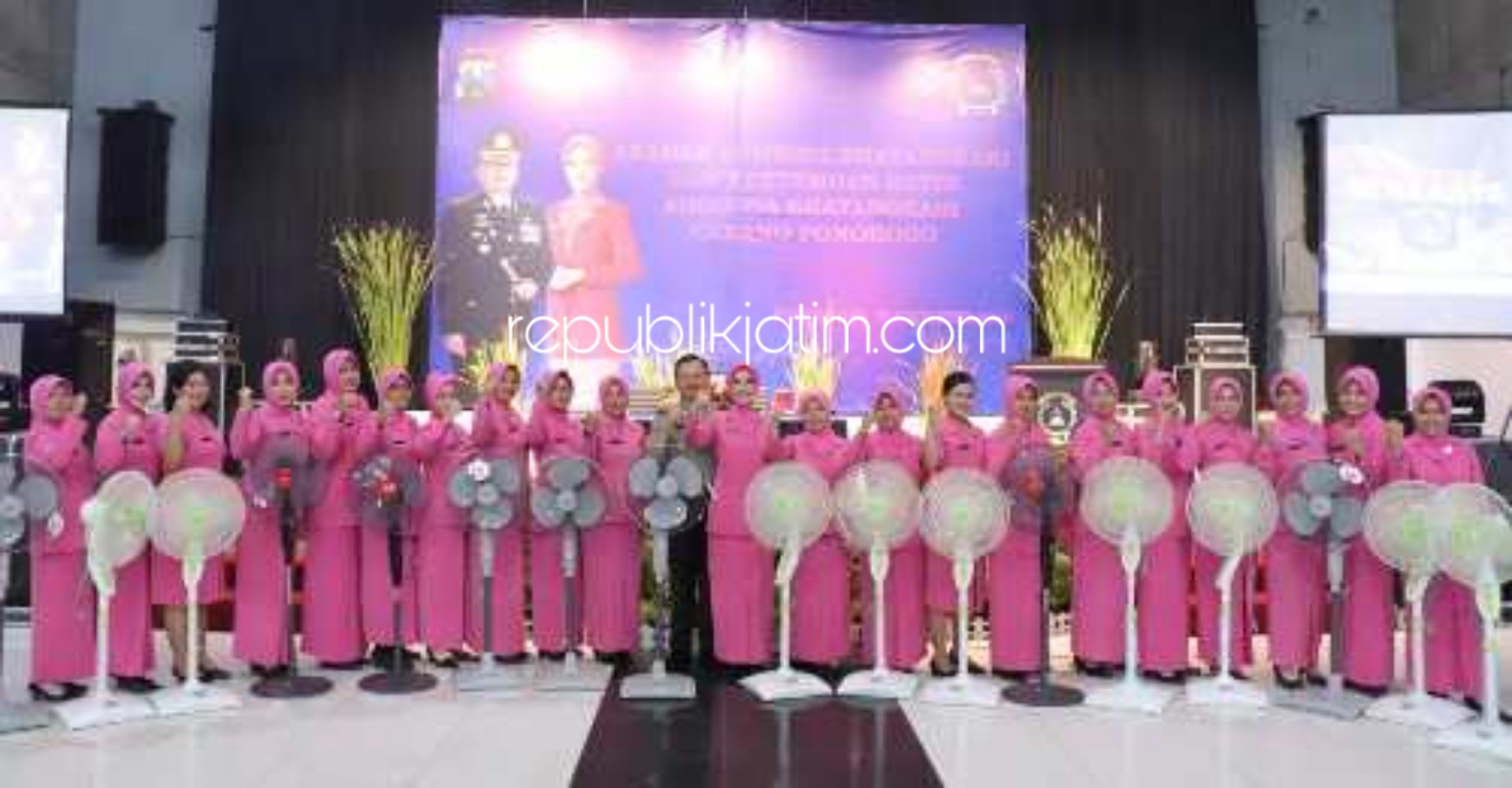 MOTIVASI - Kapolres Ponorogo, AKBP Arief Fitrianto minta istri polisi menjadi contoh di lingkungan dan mendukung kinerja suami saat pertemuan rutin Bhayangkari dan Pembina Cabang Ponorogo di Gedung Apollo JL Aloon-Aloon Timur Ponorogo, Sabtu (12/10/2019).