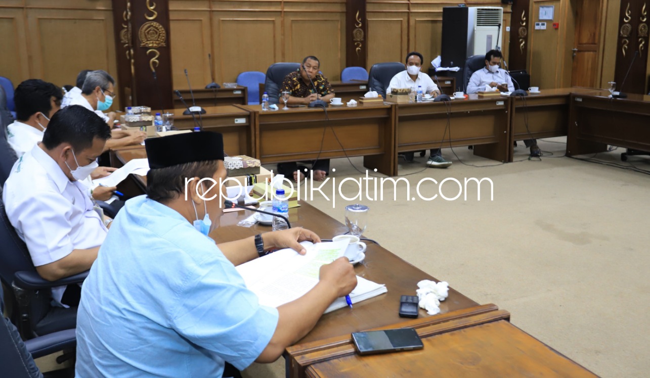 NGADU - Para perwakilan Kepala Desa mengadukan soal pelaksanaan PTSL ke Komisi A DPRD Sidoarjo usai kasus dugaan pungutan PTSL Desa Suko, Kecamatan Sukodono dan Desa Klantingsari, Kecamatan Tarik mencuat di sejumlah media, Rabu (13/10/2021) sore.