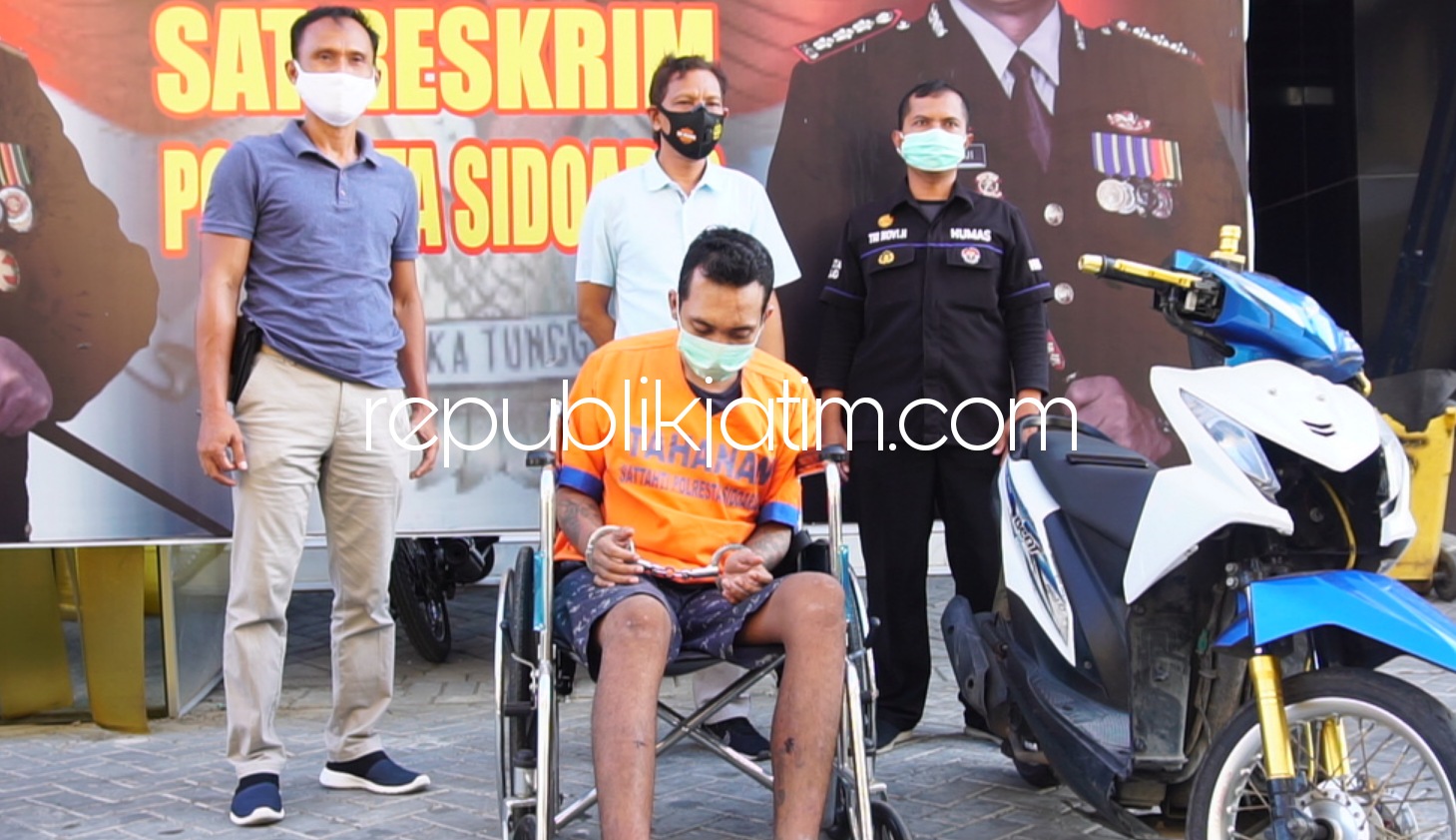 DITEMBAK - Kedua kaki tersangka perampasan motor, M Zaki Nurdin (24) warga Mojokerto ditembak kakinya dipamerkan bersama barang bukti motor Honda Beat rampasannya di Polresta Sidoarjo, Selasa (13/10/2020) sore.