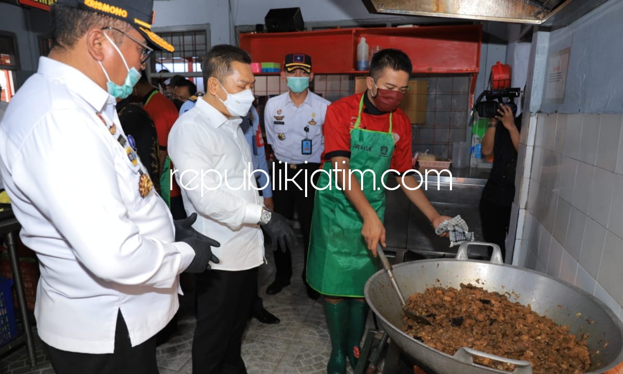 CICIPI - Kunker (Reses) Komisi III DPR RI ke Kanwil Kemenkumham Jatim yang dipimpin Wakil Ketua Adies Kadir mengunjungi Rutan Kelas I Surabaya di Medaeng sekaligus mencicipi semur daging di dapur Rutan Medaeng, Waru, Sidoarjo, Selasa (13/10/2021).