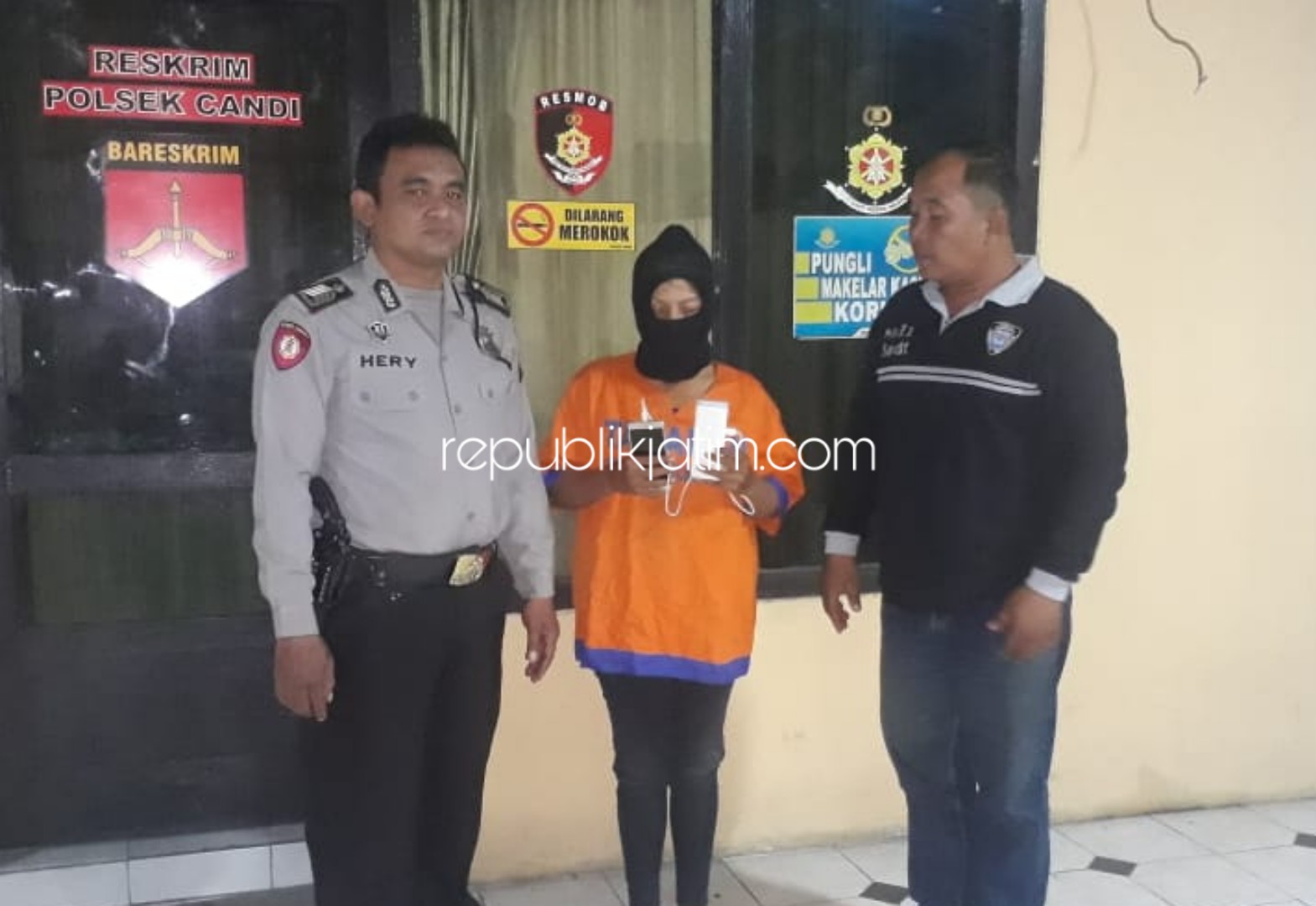 DITAHAN - Petugas Polsek Candi menahan tersangka pencurian HP, Herawati (45) warga JL Manukan Tirto Blok 22/F Kelurahan Manukan Kulon, Surabaya, Sabtu (12/10/2019).
