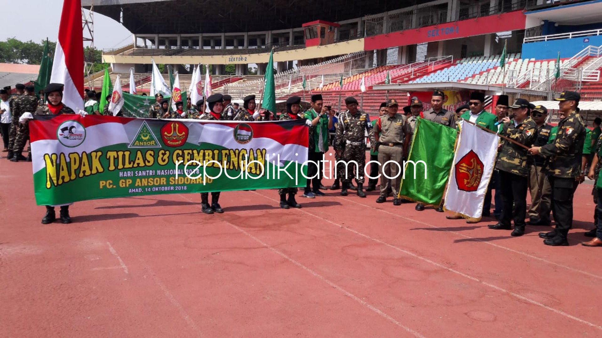 BERANGKATKAN - Wabup Sidoarjo, Nur Ahmad Syaifiddin dan Kapolresta Sidoarjo, Kombes Pol Himawan Bayu Aji memberangkatkan Napak Tilas dan Gemblengan GP Ansor Sidoarjo usai persiapan pasukan, Minggu (14/10/2018).