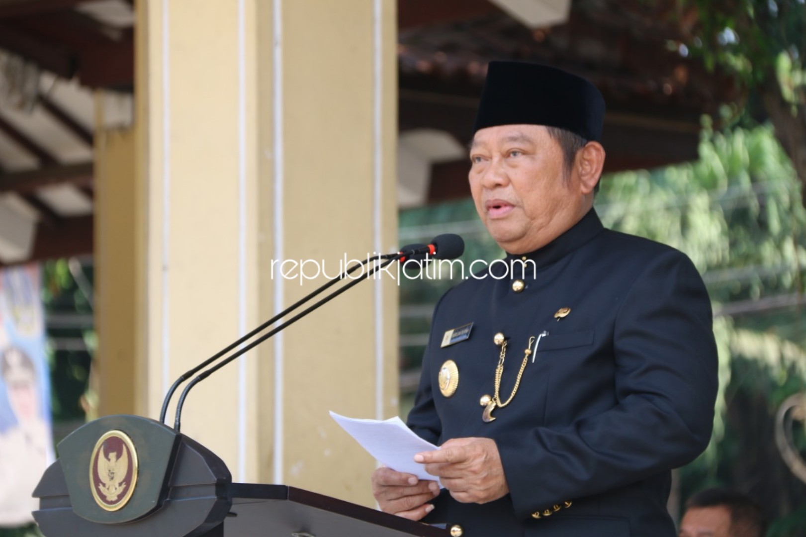 INSPEKTUR - Bupati Sidoarjo, Saiful Ilah menjadi inspektur upacara Hari Jadi Provinsi Jatim di Alun-Alun Sidoarjo, Senin (14/10/2019).