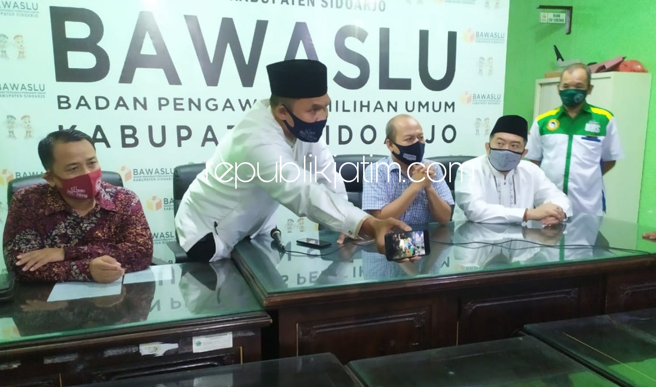 KLARIFIKASI - Paslon Bupati dan Wakil Bupati Sidoarjo, BHS-Taufiq didampingi Kordiv Penanganan Pelanggaran (PP) Bawaslu Sidoarjo, Agung Nugraha menyampaikan klarifikasi video viral dangdutan usai diperiksa selama 2 jam lebih, Rabu (14/10/2020).