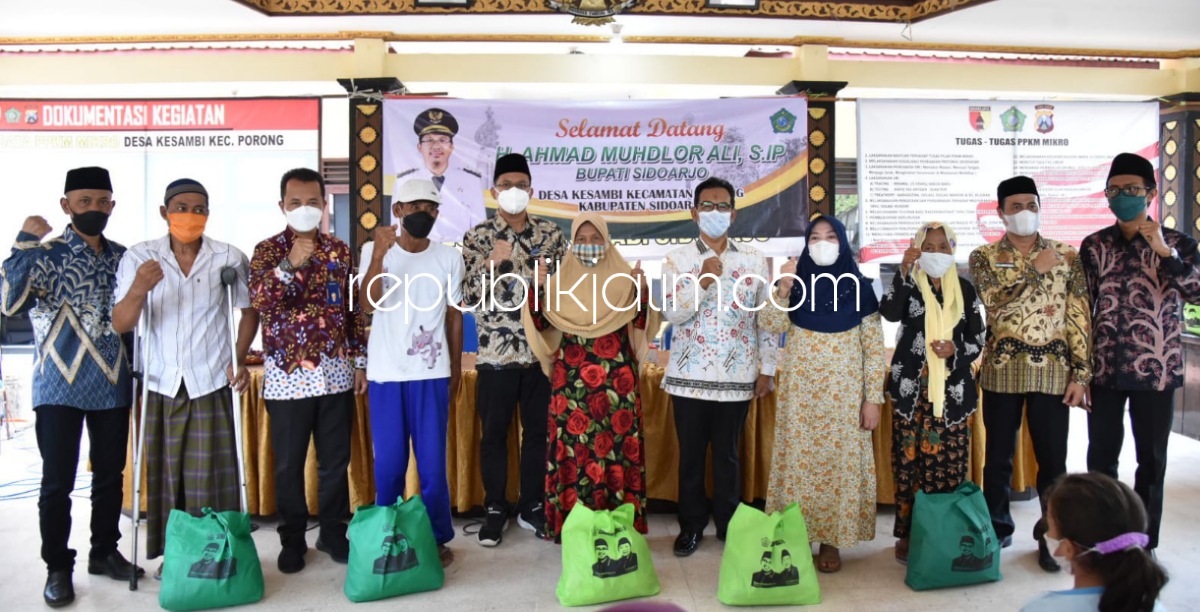SERAHKAN - Bupati Sidoarjo, Ahmad Muhdlor Ali (Gus Muhdlor) turun ke desa-desa memastikan penyaluran bansos tepat sasaran di lima Desa Lajuk, Kesambi, Kedungboto, Glagaharum dan Desa Kebonagung, Kecamatan Porong, Sidoarjo, Kamis (14/10/2021).
