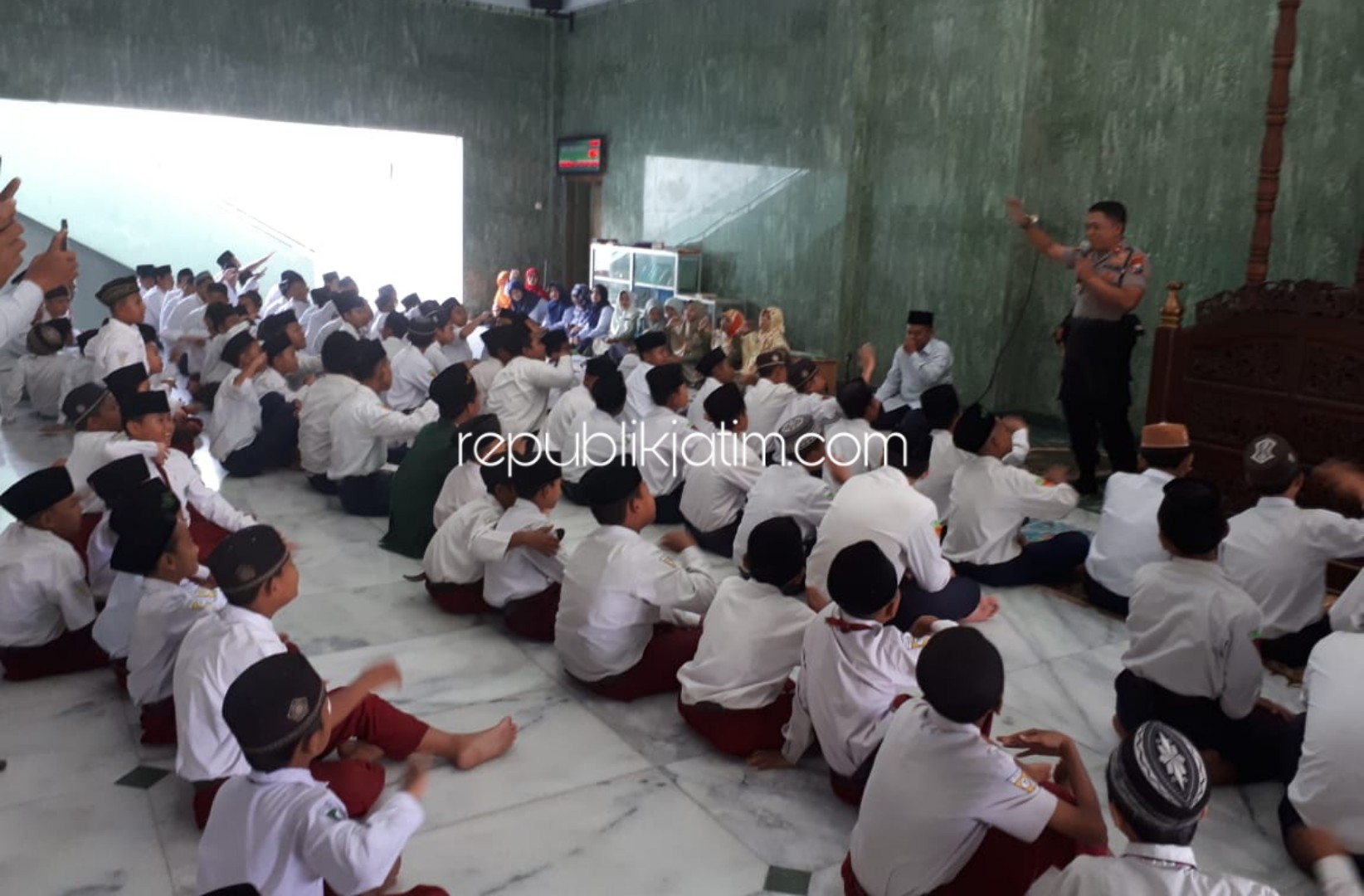 BEKALI - Kapolsek Sidoarjo Kota, Kompol Supiyan membekali ratusan siswa siswi SD dan SMP Sabilur Rosyad JL Hangtuah, Sidoarjo memerangi narkoba dan menolak paham radikalisme, Senin (14/10/2019).