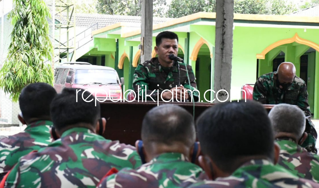 PESAN - Komandan Kodim 0802 Ponorogo, Letkol Inf Muhammad Rudhi Rusin saat memberikan wejangan kepada seluruh anggota dan ASN Kodim Ponorogo, Kamis (14/10/2021). 
