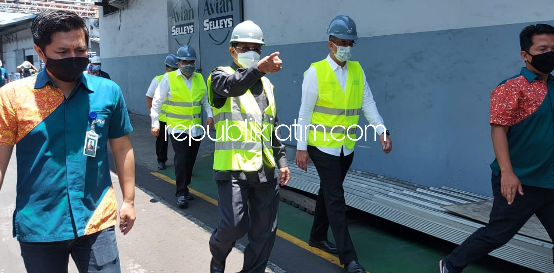 SIDAK - Pj Bupati Sidoarjo, Hudiyono menggelar sidak ke pabrik Avian PT Avian dan PT Inserasena (Polygon) untuk memastikan penerapan protokol kesehatan, Rabu (14/10/2020). 