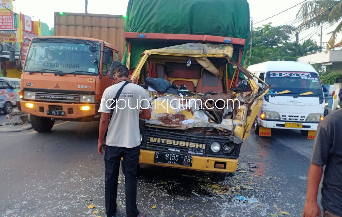 RINGSEK - Petugas Unit Laka, Satuan Lantas, Polresta Sidoarjo mengevakuasi dua truk yang terlibat dalam kecelakaan di JL Raya A Yani Gedangan, Sidoarjo, Kamis (14/10/2021).