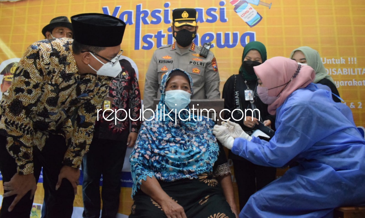 LANSIA - Bupati Sidoarjo Ahmad Muhdlor Ali dan Kapolresta Kombes Pol Kusumo Wahyu Bintoro meninjau vaksinasi 500 dosis vaksin bagi lansia, disabilitas, pelajar dan masyarakat umum di Rumah Joglo Desa Jedongcangkring, Kecamatan Prambon, Kamis (14/10/2021).