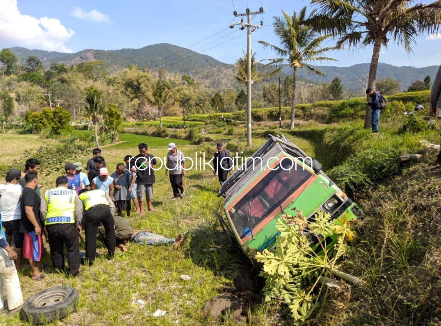 NYUNGSEP - Sebuah pikup bernopol AE 8632 YB dikemudikan Roki Sungkono (30) terjun ke sawah di Tikungan Desa/Kecamatan Sooko, Ponorogo hingga sopir mengalami luka cukup serius hingga tak sadarkan diri, Sabtu (13/10/2018).