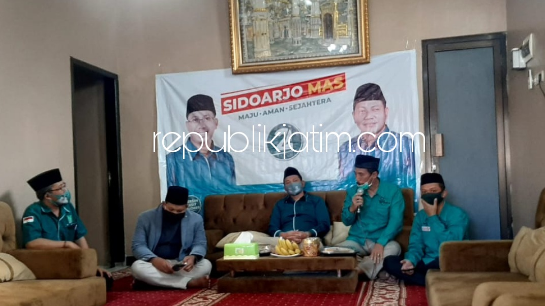 PAPARAN - Cawabup Sidoarjo, Subandi menyampaikan 17 program unggulan Paslon Gus Muhldor - Subandi ke pengurus DPAC PKB Wonoayu beserta Banom untuk disampaikan ke masyarakat di Desa Simo Angin-Angin Kecamatan Wonoayu, Sidoarjo, Rabu (14/10/2020) sore.