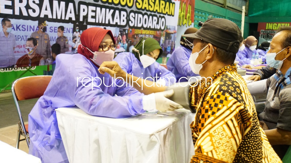 CONFERENCE - Bupati Sidoarjo Ahmad Muhdlor Ali (Gus Muhdlor) mengikuti video conference vaksinasi Merdeka dengan Panglima TNI Marsekal Hadi Tjahjanto dan Kapolri Jenderal Polisi Listyo Sigit Prabowo di Gedung Tenis Indoor GOR Sidoarjo, Jumat (15/10/2021).