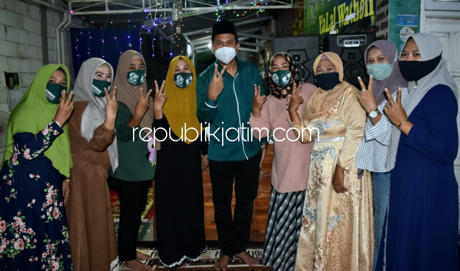 SELFIE - Sejumlah ibu-ibu berebut meminta selfie bersama Cabup Sidoarjo, Ahmad Muhdlor Ali (Gus Muhdlor) saat konsolidasi di Desa Rangkahkidul, Kecamatan Sidoarjo, Rabu (14/10/2020) malam.