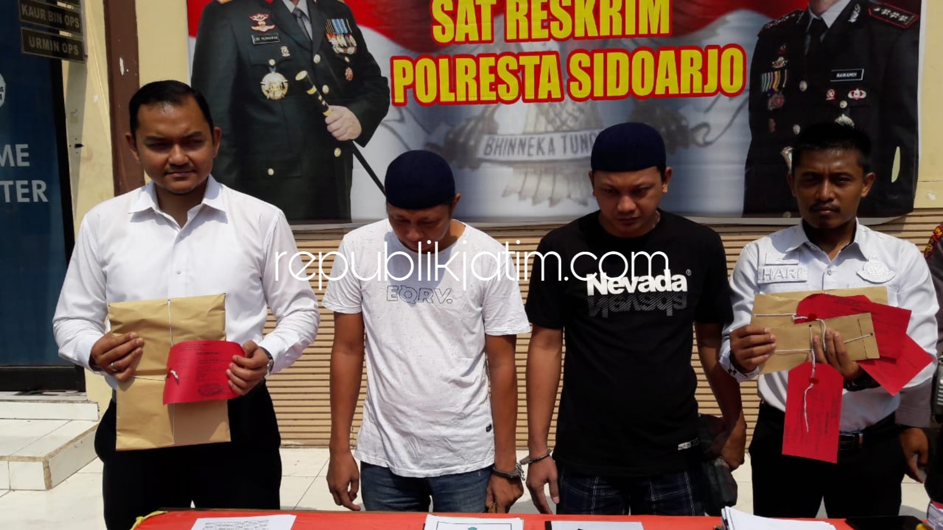 DILIMPAHKAN - Dua tersangka kasus dugaan korupsi pembangunan pavingisasi senilai Rp 510 juta di Desa Pesawahan, Kecamatan Porong, Sidoarjo dilimpahkan penyidik Unit Tipikor, Satuan Reskrim, Polresta Sidoarjo ke JPU Kejari Sidoarjo, Senin (15/10/2018).