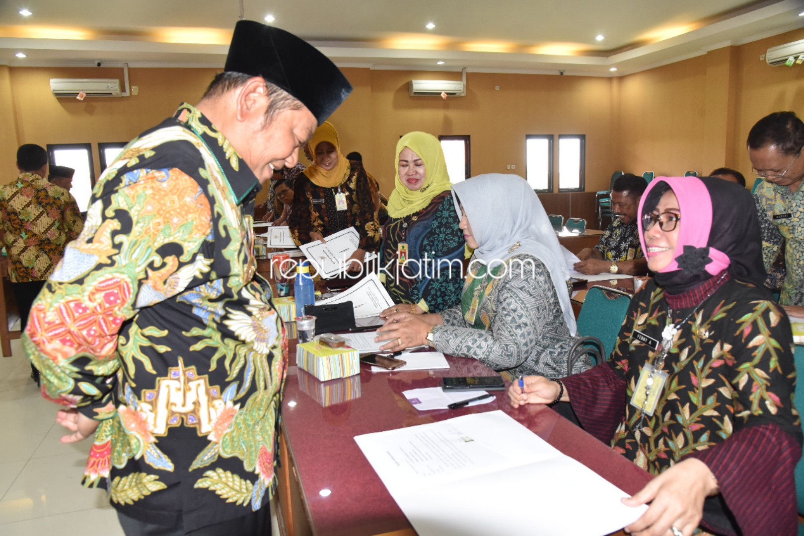UJIAN - Bupati Sidoarjo, Saiful Ilah membuka acara ujian bagi 29 Pimpinan Jabatan Tinggi (PJT) di ruang Computer Based Test (CBT) Kantor BKD Pemkab Sidoarjo, Selasa (15/10/2019).