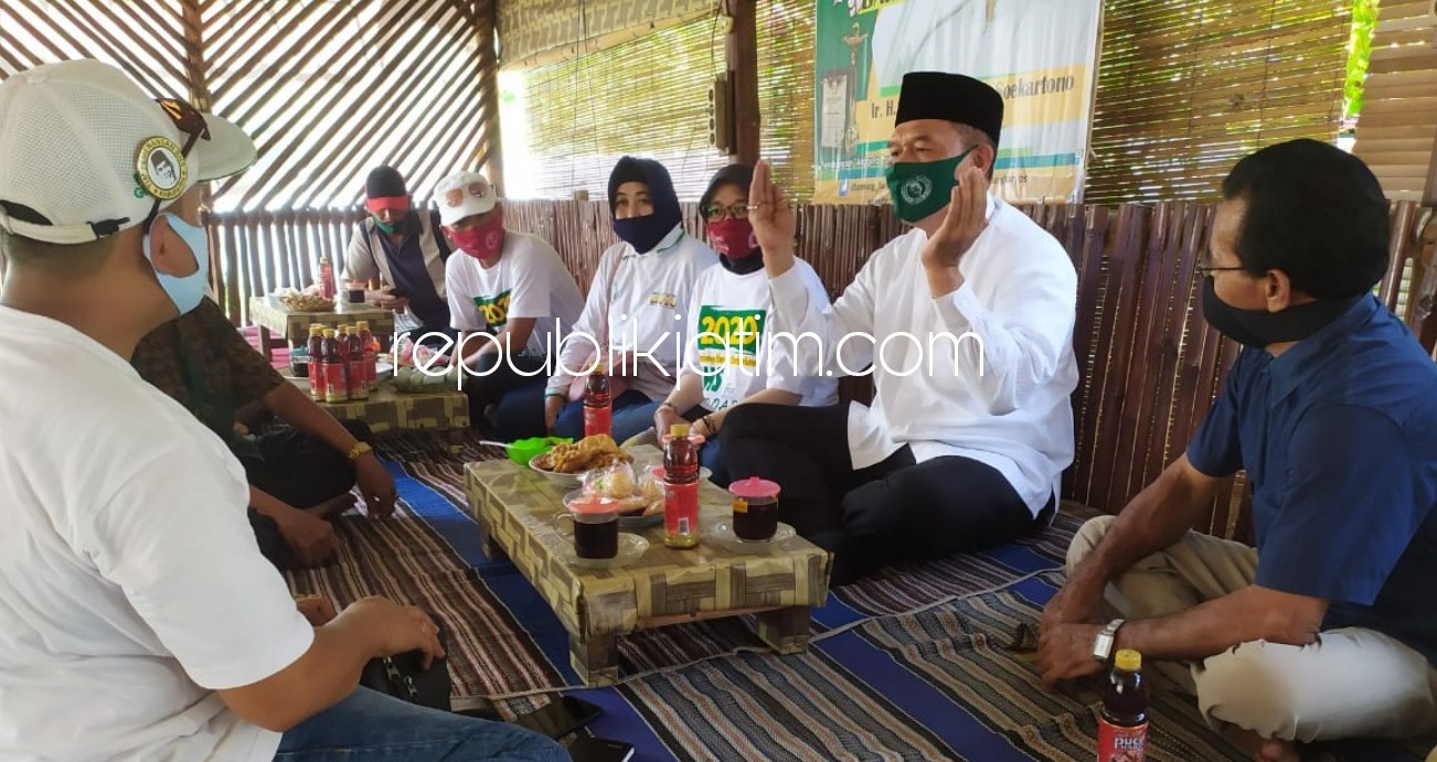 DIALOG - Cabup Sidoarjo, Bambang Haryo Soekartono (BHS) berdialog dengan para Ketua Grup Kesenian Ludruk di Desa Kedungsukodani, Balongbendo, Sidoarjo untuk menampung aspirasi sekaligus pengembangan ludruk, Kamis (15/10/2020).