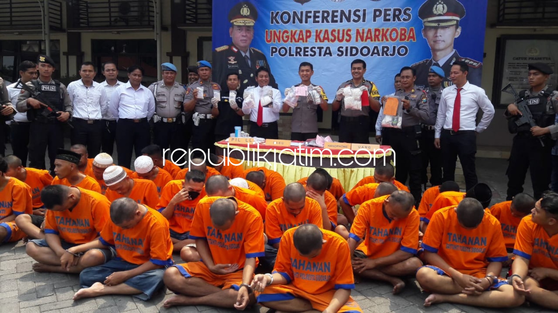 PENGEDAR - Sebanyak 29 pengedar narkoba berbagai jenis dari 19 perkara diringkus anggota Satuan Resnarkoba dalam hitungan 2 pekan terakhir bersama barang buktinya, Senin (15/10/2018).