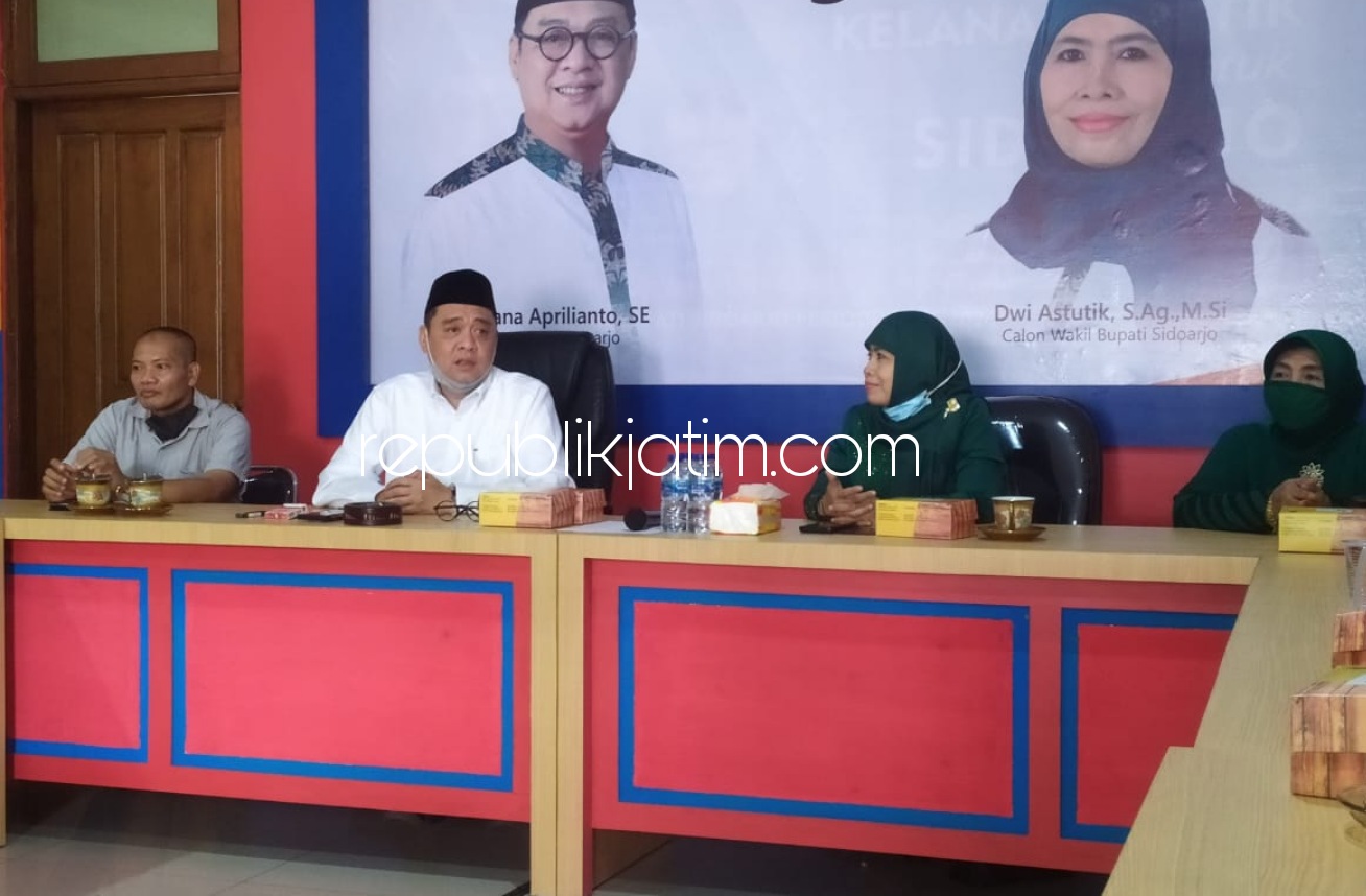 NGOPI BARENG - Paslon Bupati dan Wakil Bupati, Kelana Aprilianto - Dwi Astutik (Berkelas) menggelar acara Ngopi Bareng Media di Posko Pemebangan Berkelas di Pondok Mutiara Sidoarjo, Rabu (14/10/2020).