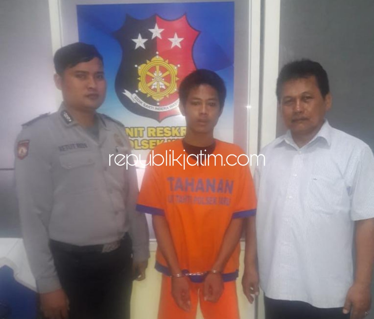 JAMBRET - Tersangka penjambretan, Yuliadi (25) warga Desa Sukowiyono, Kecamatan Karangrejo, Tulungagung ditahan anggota Polsek Waru dan 2 rekannya menjadi DPO, Senin (15/10/2018).