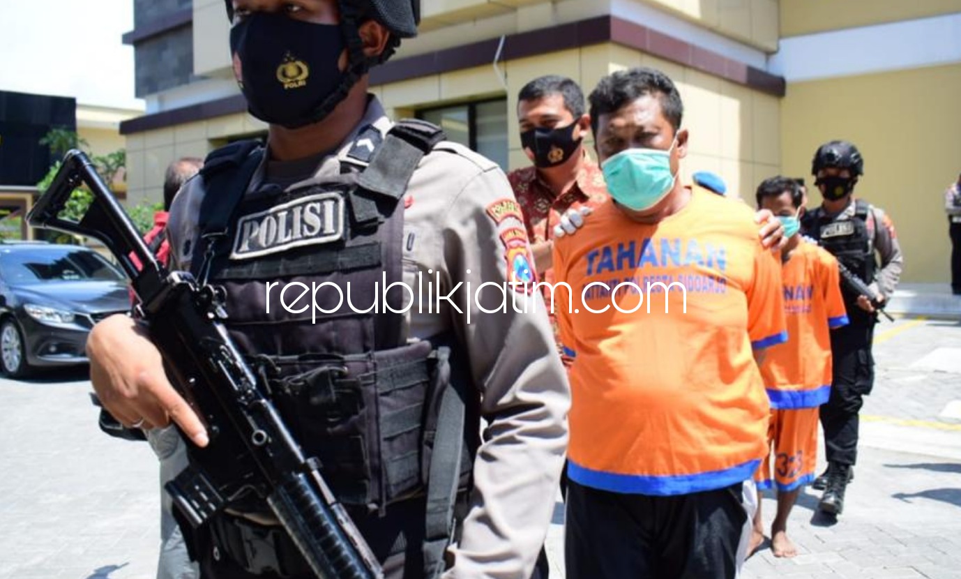 PENCABULAN - Tersangka pencabulan, Moh Khodar (53) warga Menganti Gresik dan Kalvin Kristianto (18) warga Waru, Sidoarjo digelandang petugas Satuan Reskrim, Polresta Sidoarjo, Jumat (16/10/2020).