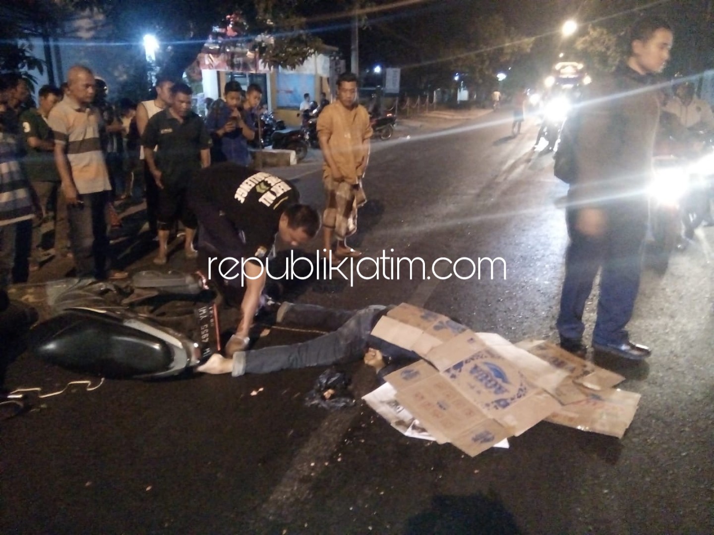 TEWAS - Jenazah korban kecelakaan, Eko Budi Lesmono (39) pasca kecelakaan di JL Raya Desa Pangkemiri, Kecamatan Tulangan dan kondisi motor korban yang terilbat kecelakaan, Senin (15/10/2018) malam.