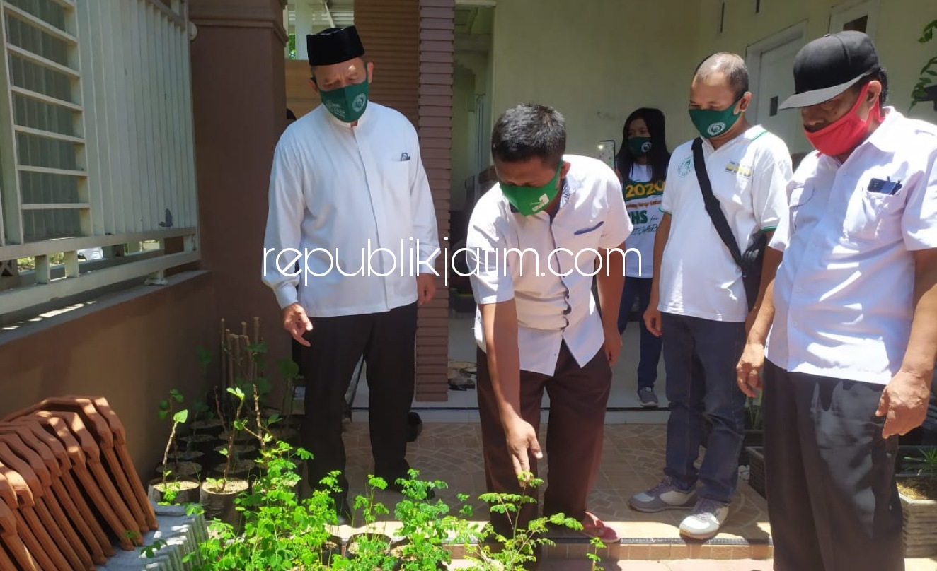 DAUN KELOR - Cabup Sidoarjo, Bambang Haryo Soekartono (BHS) melihat budidaya bibit daun kelor milik Vicky Dwi Saputra warga Perumahan Surya Asri 1, Dusun Sidopurno, Desa Sidokepung, Kecamatan Buduran, Sidoarjo, Jumat (16/10/2020).