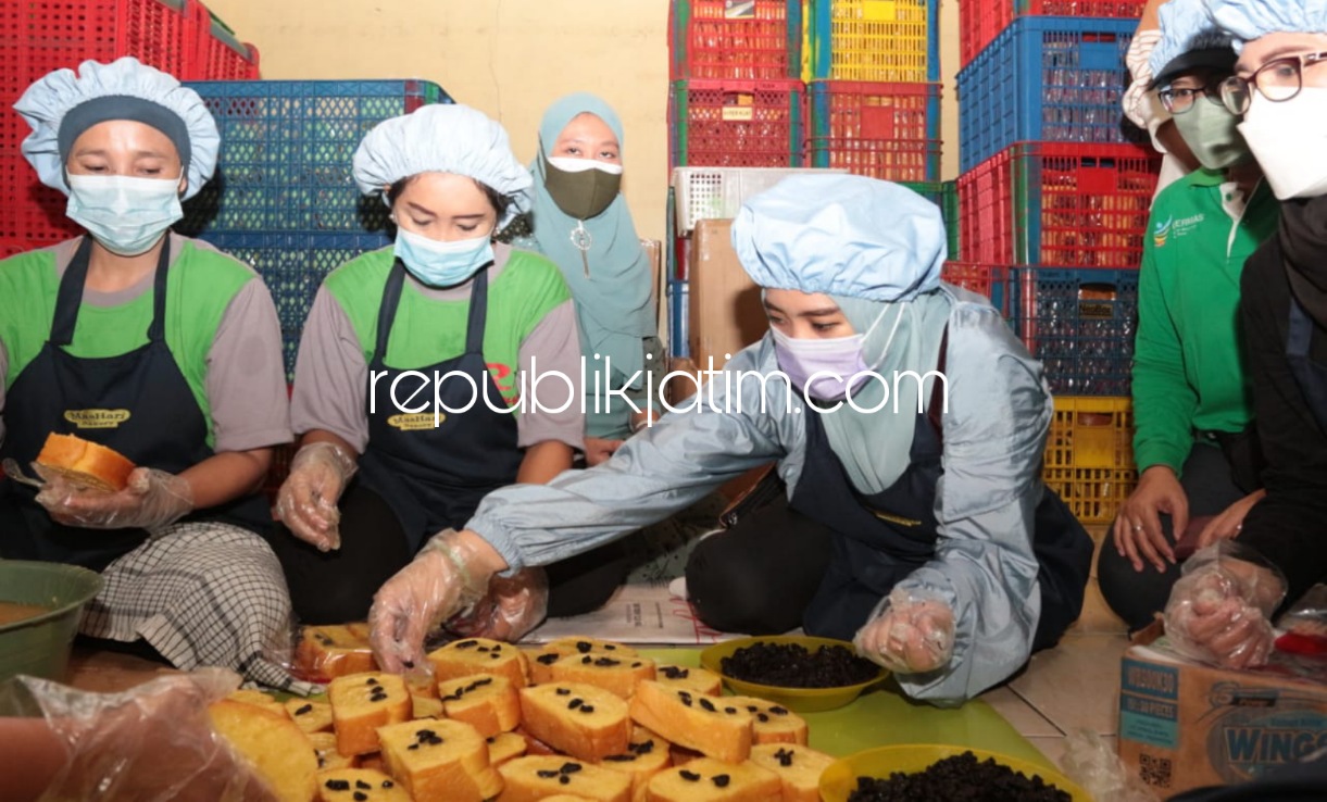 PRODUSEN ROTI - Ketua TP PKK Sidoarjo, Ny Sa'adah Ahmad Muhdlor (Ning Sasha) belajar memproduksi roti di UMKM Roti Desa Plaosan, Kecamatan Wonoayu, Sidoarjo, Sabtu (16/10/2021). 