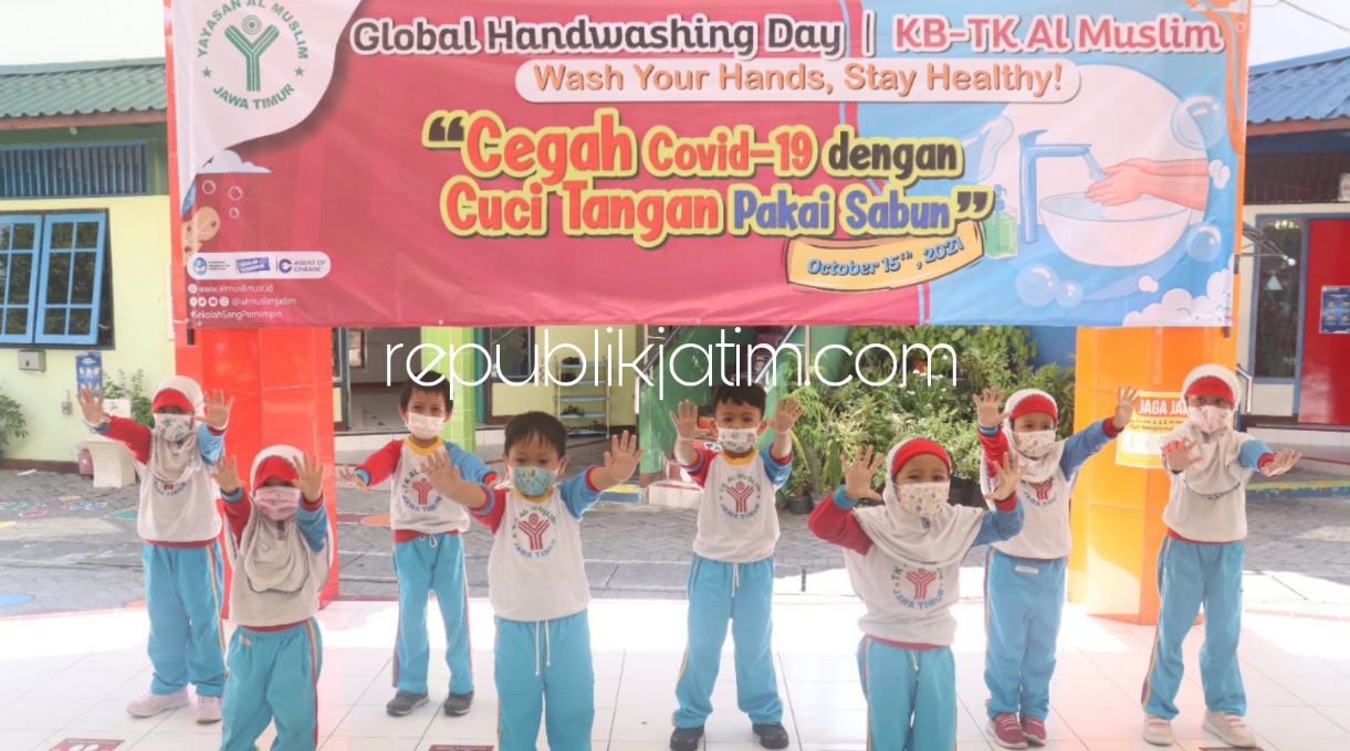 CUCI TANGAN - Siswa siswi KB TK Al Muslim memperingati Hari Cuci Tangan Sedunia secara daring dan luring, Jumat (15/10/2021).