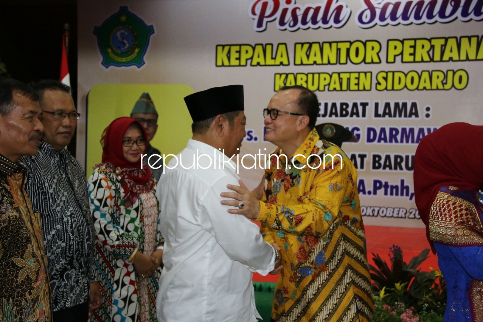 PISAH SAMBUT - Bupati Sidoarjo, Saiful Ilah berjabat tangan dalam pisah sambut mantan Kepala Badan Pertanahan Nasional (BPN) Sidoarjo, Dalu Agung Darmawan ke Humaidi di Pendopo Delta Wibawa, Sidoarjo, Senin (15/10/2018) malam.