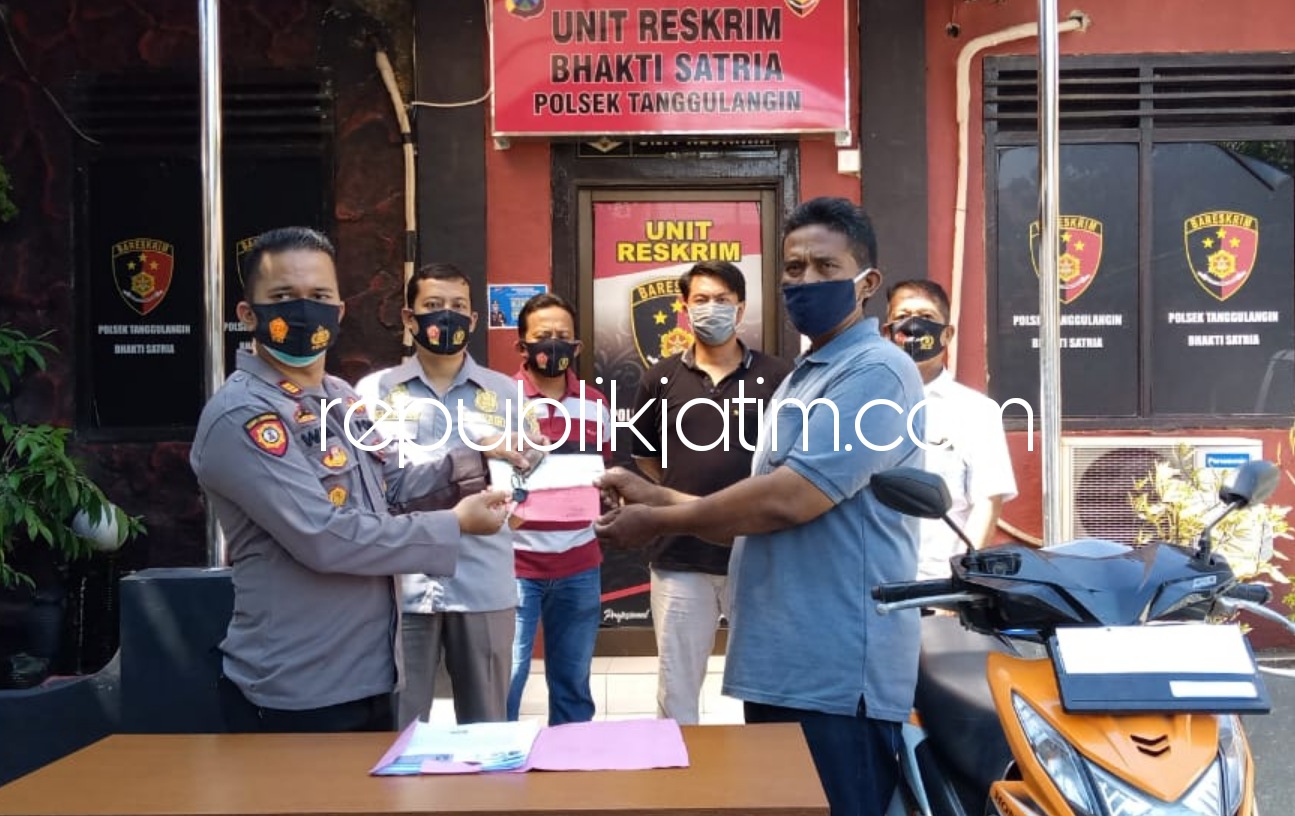 SERAHKAN - Kapolsek Tanggulangin AKP Eka Wira Dharma Sibrani menyerahkan barang bukti satu unit motor Honda Beat kepada Alfan kakak kandung korban pencurian warga Dusun Mlagi, Desa Ngaban, Kecamatan Tanggulangin, Sidoarjo, Jumat (16/10/2020).