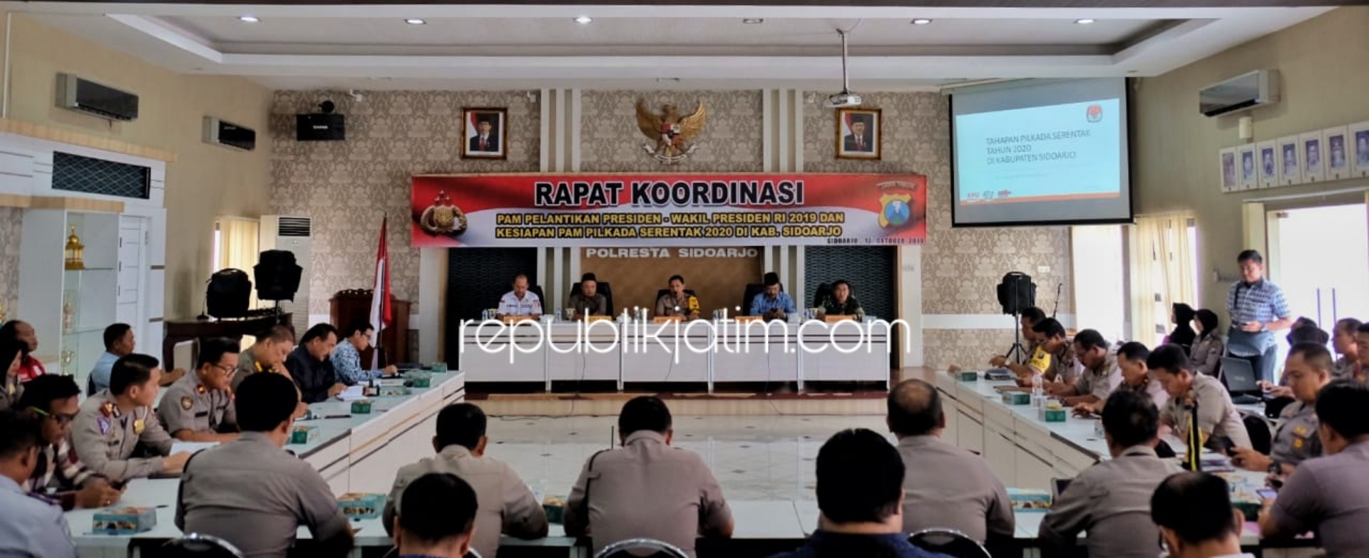 RAKOR - Kapolresta Sidoarjo, Kombes Pol Zain Dwi Nugroho memimpin rapat koordinasi pengamanan Pelantikan Presiden - Wapres RI serta pengamanan Pilkada 2020 di Aula Bharadaksa, Polresta Sidoarjo, Kamis (17/10/2019).