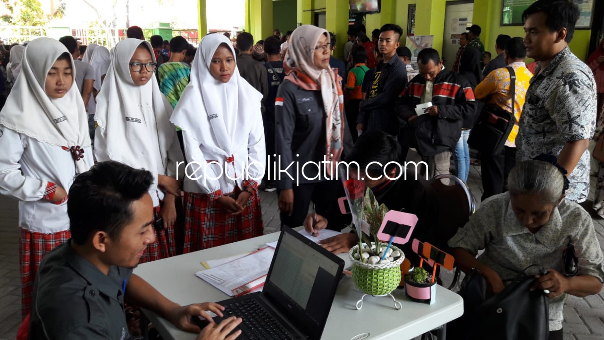 BUKA POSKO - KPU Sidoarjo membuka posko GMHP di halaman kantor Dispenduk Capil Sidoarjo untuk memastikan seluruh hak pilih warga tercover secara maksimal, Rabu (17/10/2018).