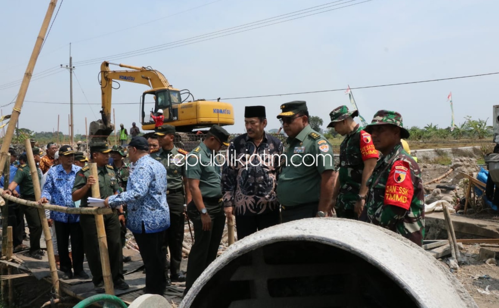 SIDAK - Aslog KASAD Mayjen TNI Jani Iswanto, Dandim 0816 Sidoarjo, Letnan Kolonel Inf Iswan Nusi, para perwira Kodim dan Wakil Bupati Sidoarjo, Nur Ahmad Syaifuddin sidak kegiatan TMMD ke 106 di Desa Kupang, Kecamatan Jabon, Sidoarjo, Kamis(17/10/2019).