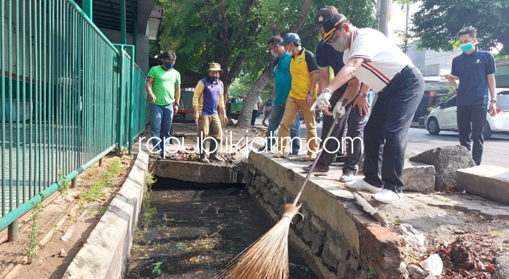 BERSIH-BERSIH - Pj Bupati Sidoarjo, Hudiyono mengajak petugas DLHK bersih-bersih dalam acara Jumat Berkah, Jumat (16/10/2020). 