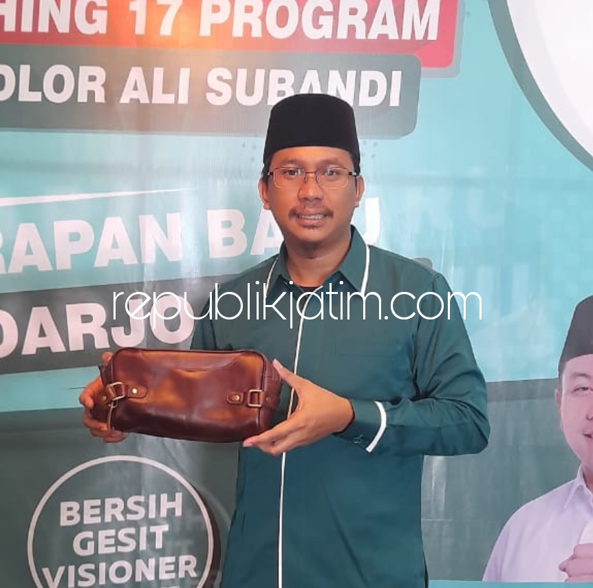TERIMA - Cabup Ahmad Muhdlor Ali (Gus Muhdlor) menerima titipan perajin tas kulit, H Imron asal Desa Kedensari, Kecamatan Tanggulangin, Sidoarjo yang bakal digunakan setiap kampanye dan sosialisasi, Jumat (16/10/2020). 